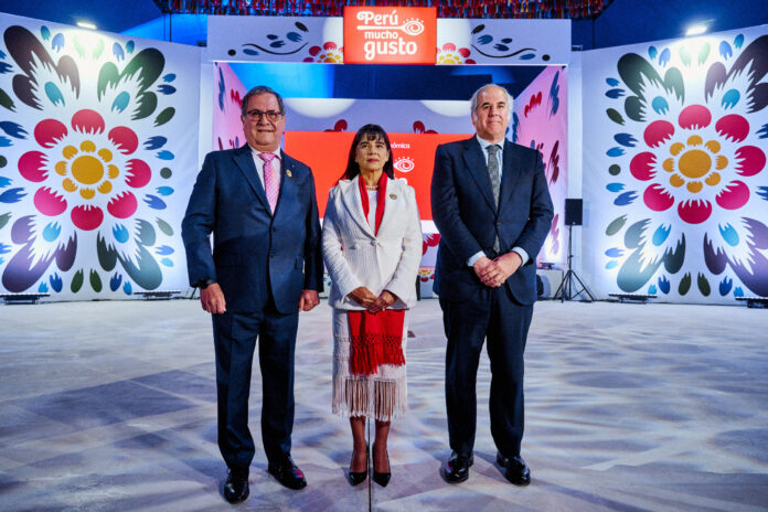 De izquierda a derecha, el embajador del Perú en España, Luis Iberico, la ministra de Comercio Exterior y Turismo del Perú, Úrsula Desilú León y el presidente de la Real Academia de Gastronomía, Luis Suárez de Lezo.