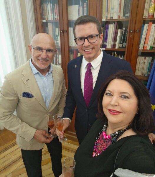 Un selfie con la sonrisa como símbolo de la alegría y un brindis de feliz cumpleaños.