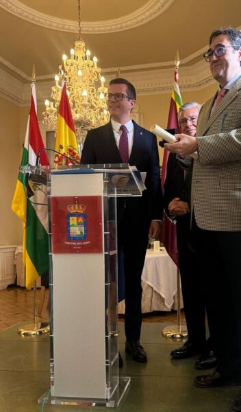 Carlos Baquerín, presidente de la Fundación Ángel Galilea, en la entrega del galardón.