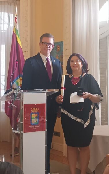 Ana Belén Toribio Herrero, CEO y directora de la revista www.gastroystyle.com, a la izda, del presidente del centro Riojano recibiendo la Guindilla de Oro.
