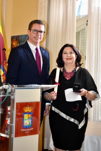 Ana Belén Toribio Herrero, CEO y Directora de www.gastrosytyle recibiendo la Guindilla de oro de manos del presidente del Centro Riojano, José Antonio Rupérez Caño.
