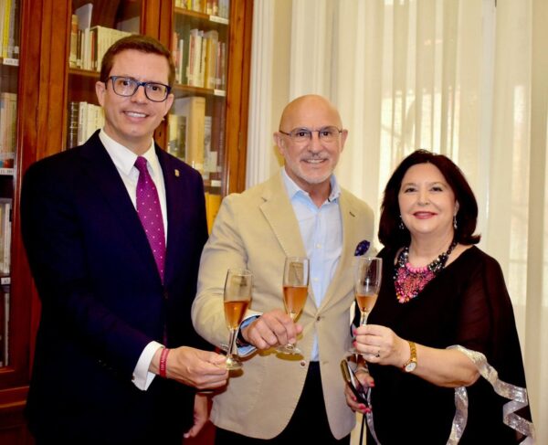 De izda.a dcha: El presidente del Centro Riojano, José Antonio Rupérez Caño con el seleccionador nacional Luis de la Fuente, en un momento del acto.