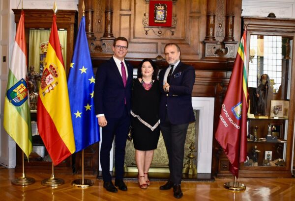 De izda. a Dcha. José Antonio Rupérez Caño, presidente del Centro Riojano de Madrid, Ana Belén Toribio Herrero, CEO y Directora de www.gastroystyle y Manuel de los Ríos.