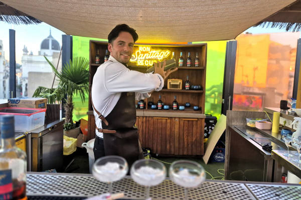 Ian Burrell, embajador de lujo en acción.