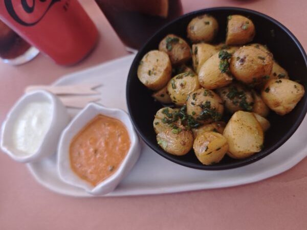 Rico aperitivo de patatas con salsas.
