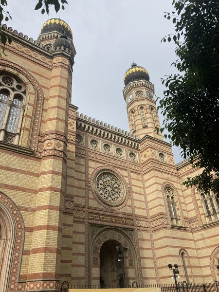 La sinagoga de la calle Dohány, de estilo morisco, se alza sobre el barrio judío. Foto: Buzzy Gordon.