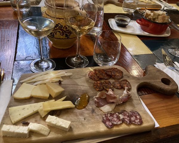 Vino y charcutería en Taste Hungary. Foto: Buzzy Gordon.