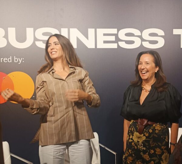 Las periodistas Ana Núñez y Betty Lepina, tras su participación en el diálogo sobre "Moda, Medios y Poder Cultural"  