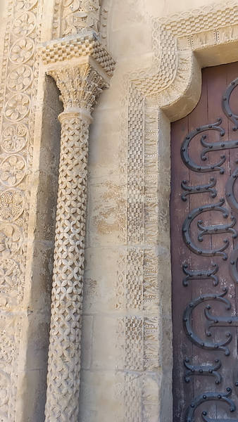 Detalle de la influencia oriental en los templos de Cluny de Francia. Foto: Helena Molero.