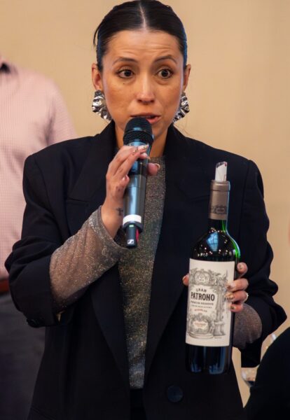 Una de las bodegueras bolivianas participantes en la cata muestra el vino Gran Patrono.