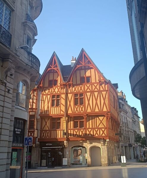 Edificio típico en la ciudad de Dijon. Foto: Helena Molero.