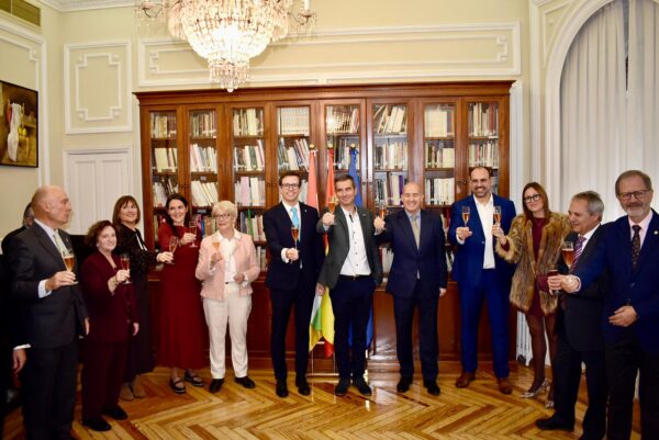 Los premiados de San Millán 2025 con la Junta Directiva del Centro Riojano en uno de los salones.