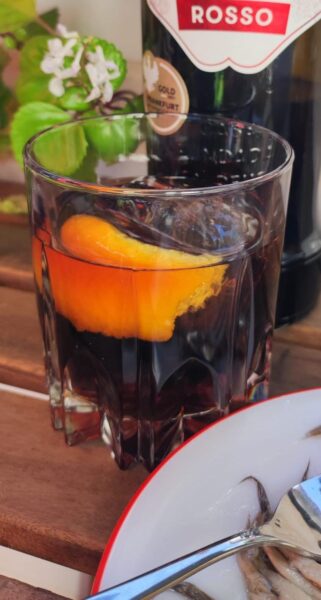 Sol, aceitunas y un buen vermut. La felicidad es esto... Foto: Pixabay. 