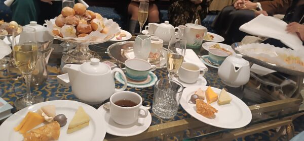 La mesa de té inglés que compartió Janin Barboza como anfitriona en el Hotel InterContinental. Foto: Gastroystyle.