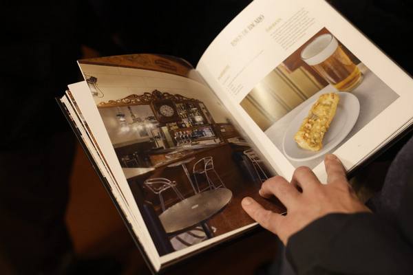 Gastronomía de las tabernas y restaurantes centenarios de Madrid, una obra que no es solo papel, sino un cofre donde late la memoria viva de la Villa y Corte. Foto: agencia.