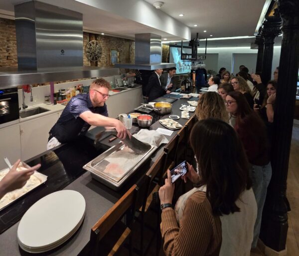 El chef Gregory Smith muestra cómo se corta el pescado para un mayor aprovechamiento. Foto: Javier Fernández.