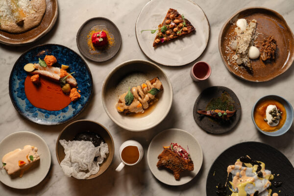 La carta del restaurante es reducida y cambiante, adaptándose al ritmo de la temporada y al producto disponible. “Mi propuesta gira en torno a platos que reinterpretan el recetario vasco que me enseñaron mis abuelas con una mirada contemporánea y muy personal”, explica Diego Sánchez. Foto: Paloma Agramunt.
