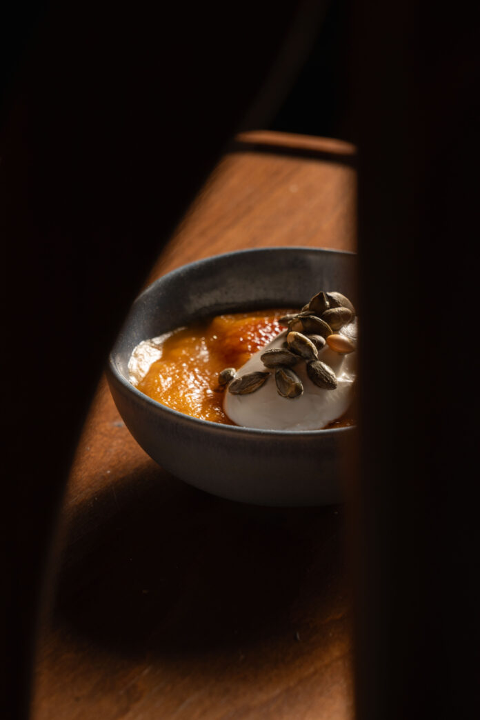 Crème brulée de calabaza, crema agria, semillas. Foto: Paloma Agramunt.