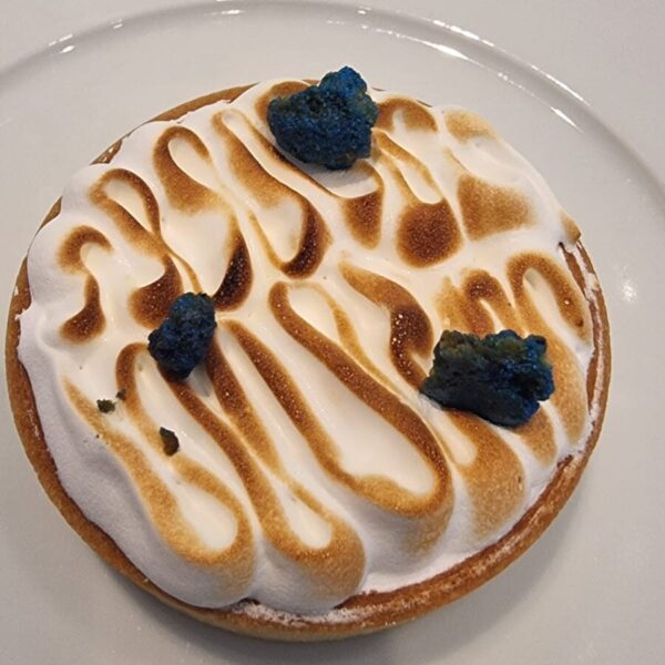 Una mini tarta de limón y merengue, ligera, cítrica y reconfortante, un broche perfecto a la velada. Foto: Ruperto de Nola.