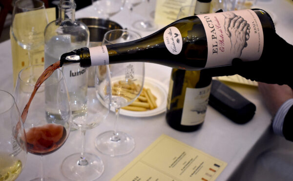 Instantánea mientras se sirve el vino El Pacto Foto: Julio Prado.