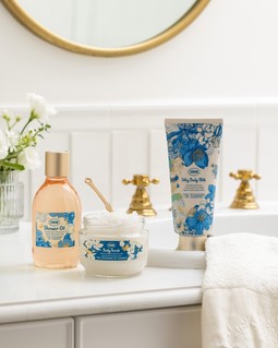 El regalo perfecto (para ti o para alguien especial) tiene aroma a jazmín y sándalo. 🎁 Descubre nuestro Body Ritual Set o crea tu propia combinación personalizada en nuestras cajas de edición limitada. Una joya de la cosmética botánica que vuelve la piel seda y el alma radiante. Disponible por tiempo limitado en tiendas y online. Foto: Sabon.