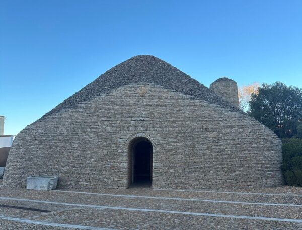 “Bombo”, obra de arte popular en piedra . Foto: Carlos Manuel Ruiz.
