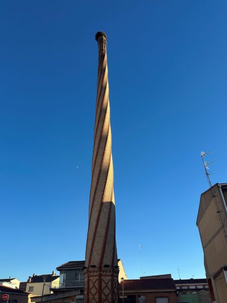 El pasado sigue estando presente en Tomelloso gracias  a las chimeneas de las destilerías de más de 40 metros de altura que se utilizaban antiguamente. Foto: Carlos Manuel Ruiz.