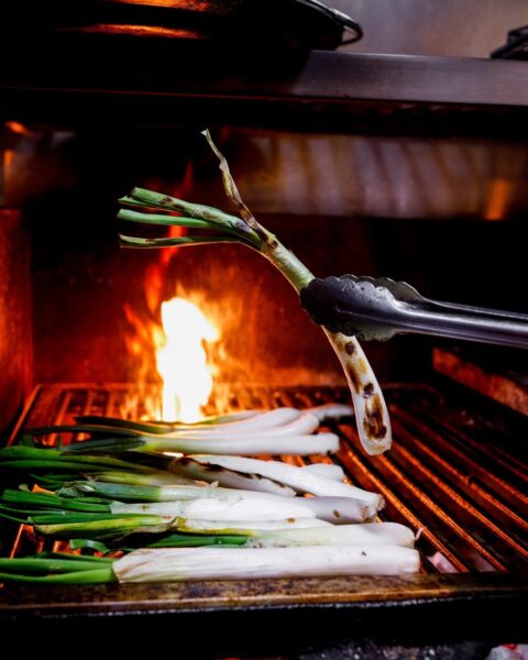Pan tumaca, calçots a la llama y butifarra con mongetes. El Menú Calçotada de Candeli ya está listo para disfrutar en compañía. Foto: agencia.