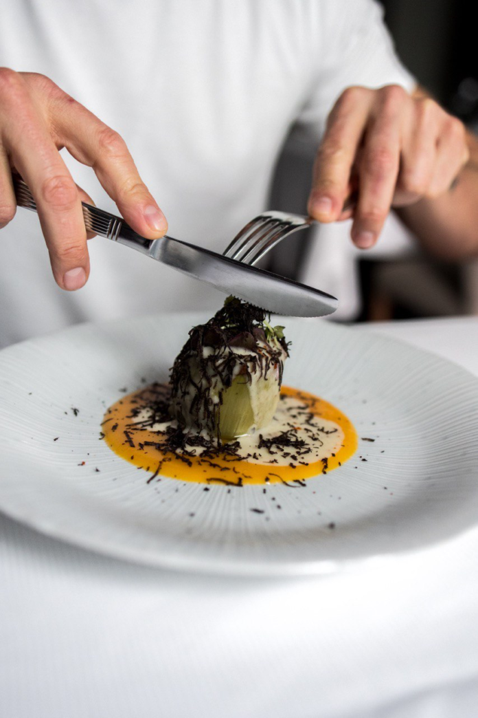 Disfruta de nuestras Jornadas de la Trufa Negra con platos como nuestra alcachofa rellena de rabo de toro. Solo esta semana. Foto: agencia.