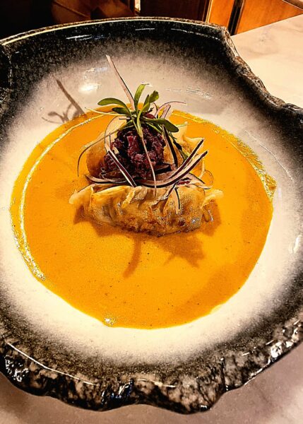 ¿Leche de tigre ordeñada? 🐯 ¡Nada de eso! Una explosión cítrica y marina que despierta los sentidos antes de dar paso a joyas como la gyoza de ají de gallina. Foto: Gastroystyle.