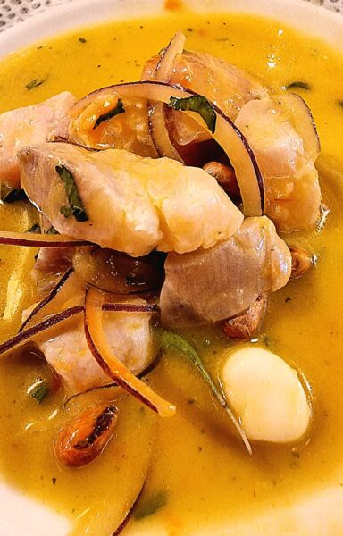 El ceviche como debe ser: corvina noble, cortes generosos y una leche de tigre vibrante. Aquí el producto se respeta y el mestizaje se celebra. Foto: Gastroystyle.