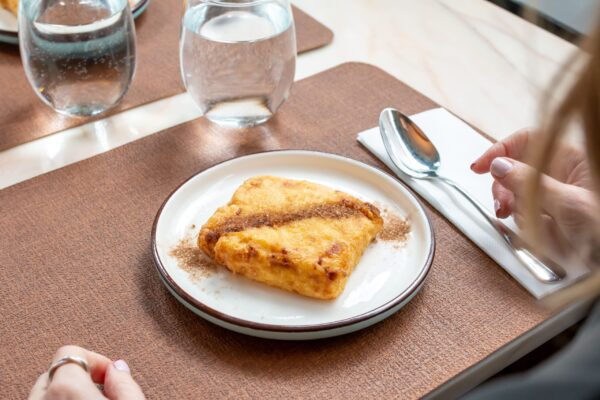 En este rincón lírico de la calle Arrieta, el cocido trasciende el plato para convertirse en una experiencia de identidad y celebración, culminada por su clásica leche frita artesana. Foto: agencia.