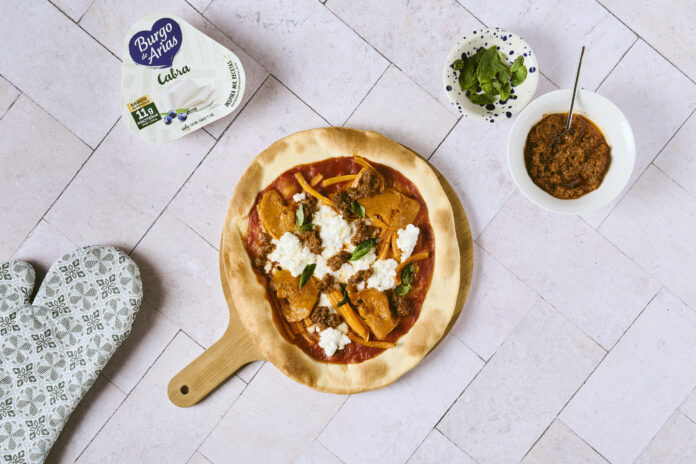 Convertir tu salón en el mejor restaurante del mundo es posible. 🕯️✨ Este San Valentín, deja que el sabor sea el protagonista con esta pizza gourmet de Burgo de Arias. Un plan íntimo, sencillo y diseñado para deslumbrar bocado a bocado. Porque el amor sabe mejor cuando se cocina con mimo. Foto: agencia.