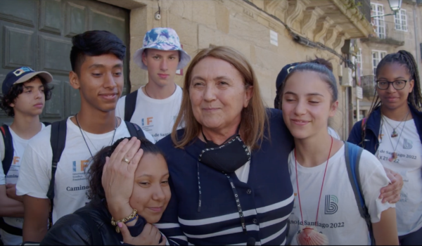 El Camino no es solo una ruta, es una lección de vida. 🐚 La Dra. María Díaz de la Cebosa presenta en Miami una obra que celebra el liderazgo ético y el crecimiento personal de nuestros jóvenes. Porque el verdadero destino es el cambio interior. Foto: agencia.