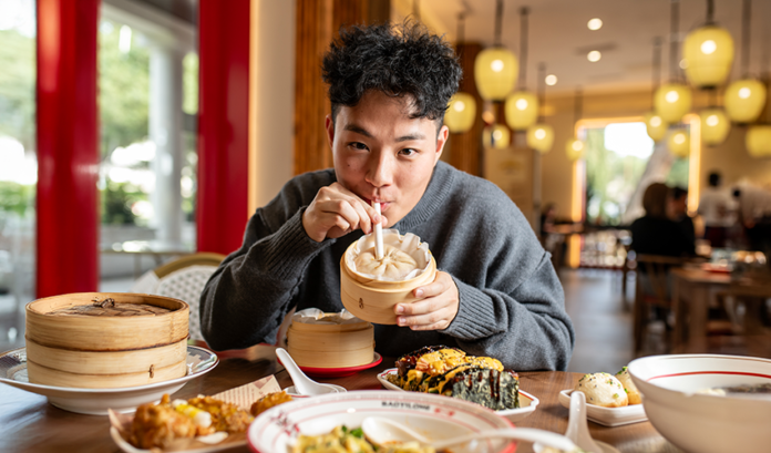Un comensal degusta el Bao Imperial de Baoyilong siguiendo la tradición de Shanghái: una pajita para sorber el caldo de huevas de cangrejo antes de disfrutar de su masa al vapor. Foto: agencia.