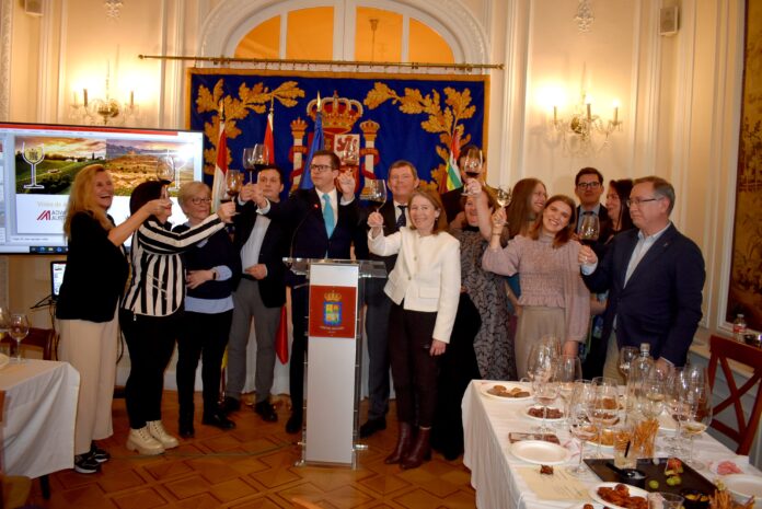 La cata de vinos riojanos y austriacos fue vivida con júbilo por los organizadores en el Centro Riojano de Madrid. En el centro, José Antonio Rupérez Caño, brinda con patrocinadores (embajada de Austria), (Bodegas Montecillo), periodistas y enólogas. Foto: Julio Prado.