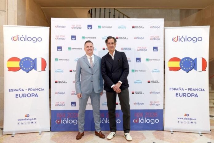 Frédéric Galinier (PFW®) y Asier Labarga (MBFWMadrid) celebran en la Residencia de Francia el Prix Diálogo 2026, un galardón que reconoce a ambas pasarelas como referentes globales de creatividad e innovación. Foto: agencia.