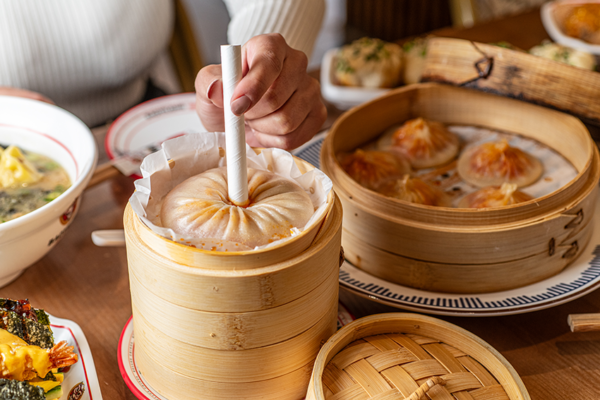 Con 10 centímetros de diámetro y un relleno de lujo, el Xie Huang Da Tang Bao llega al local de López de Hoyos como el exponente más viral de la alta cocina artesanal china. Foto: agencia.