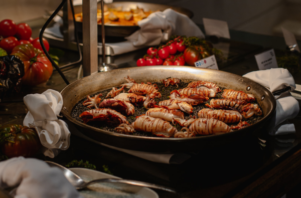 El Hyatt Regency Hesperia Madrid celebra la tradición de los domingos en familia con una propuesta que aúna sabor y sofisticación. Su nueva experiencia de Domingo de Paella rinde homenaje a la riqueza de la cocina española, situando al arroz como protagonista absoluto de una cita gastronómica pensada para disfrutar sin prisas. Foto: agencia.