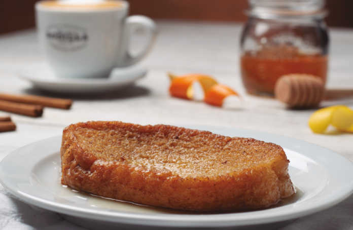 Regresa la torrija artesanal de Rodilla, un baluarte de la memoria que ignora las modas. Con su receta de triple infusión y fritura manual, la cadena reivindica el sabor que une a generaciones frente al barroquismo culinario actual. Foto: Agencia.