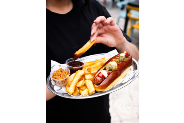 Como decía el clásico: "La sencillez es la máxima sofisticación". Elevamos el icono americano con el sello de nuestra parrilla Josper y un toque de cebolla crunchy. No es solo un Hot Dog, es el sabor de la calle reinterpretado por el fuego. Foto: agencia.