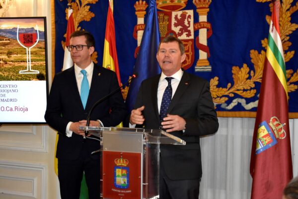 El consejero comercial de la embajada de Austria, Richard Bandera, durante la presentación de sus vinos, acompañado de José Antonio Rupérez Caño, presidente del Centro Riojano de Madrid. Foto: JULIO PRADO