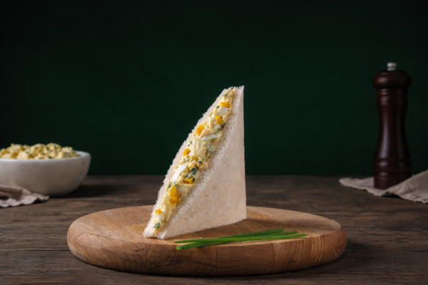 Rodilla eleva el minimalismo a la categoría de arte con su nuevo Egg Sandwich: una geometría impecable de huevo, cebollino y pimienta sobre pan etéreo. La prueba de que, en la cocina como en la vida, lo auténtico no necesita filtros para brillar. Foto: agencia.