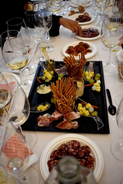 Algunas de las delicatessen ofrecidas para maridar los vinos riojanos y austriacos. Foto: Julio Prado.