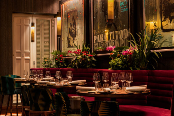 El artista mexicano Amador Montes aporta su poética visual a las salas del restaurante Abya. Foto: agencia.