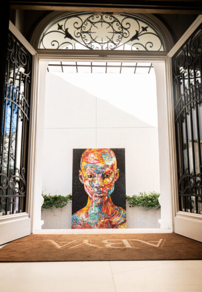 Las obras expuestas simbolizan el mestizaje cultural que define tanto el restaurante como su colección artística. Foto: agencia.