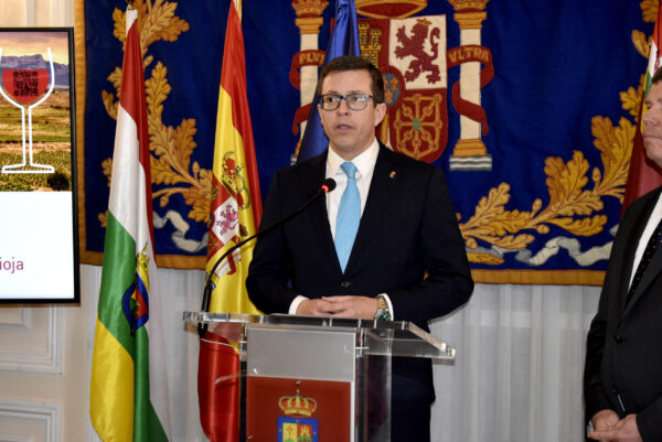 El presidente del Centro Riojano de Madrid, José Antonio Rupérez Caño, durante la presentación de la cata internacional de vinos de Rioja y de Austria. FOTO: JULIO PRADO