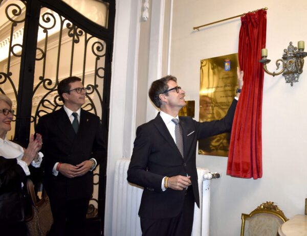 El Presidente Gonzalo Capellán descubre el símbolo de un vínculo inquebrantable entre el Ebro y la calle Serrano. Foto: Julio Prado.