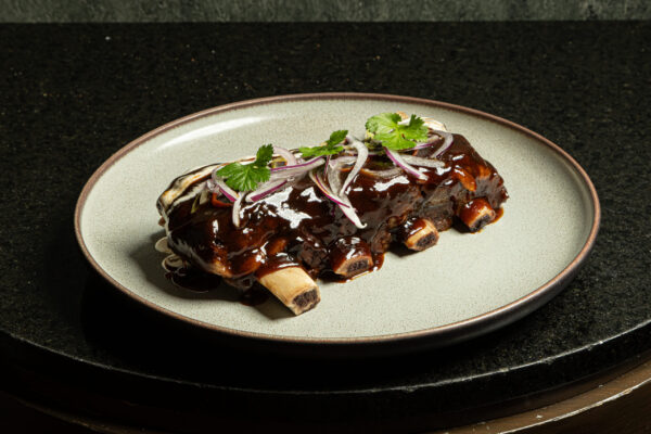 Costilla de vaca asada. La carta, con la firma del chef Óscar Castellano, conecta Latinoamérica y Europa a través de platos universales y creativos. Foto: agencia.