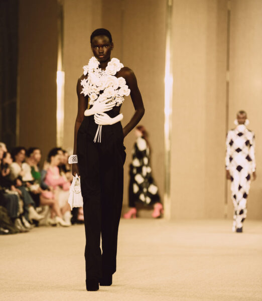 La moda de España y Francia reafirma su destino compartido. Paris Fashion Week® y MBFWMadrid se alzan con el Prix Diálogo 2026, consolidando una alianza que potencia el talento y el saber hacer artesanal en Europa. Foto: Tara Levy.